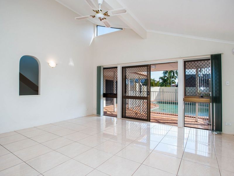 33 Seaspray Street, Paradise Point QLD 4216