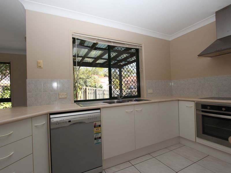 2/184 Greenacre Drive, Arundel QLD 4214