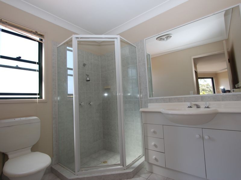 2/184 Greenacre Drive, Arundel QLD 4214