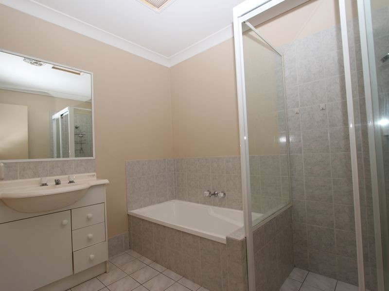 2/184 Greenacre Drive, Arundel QLD 4214