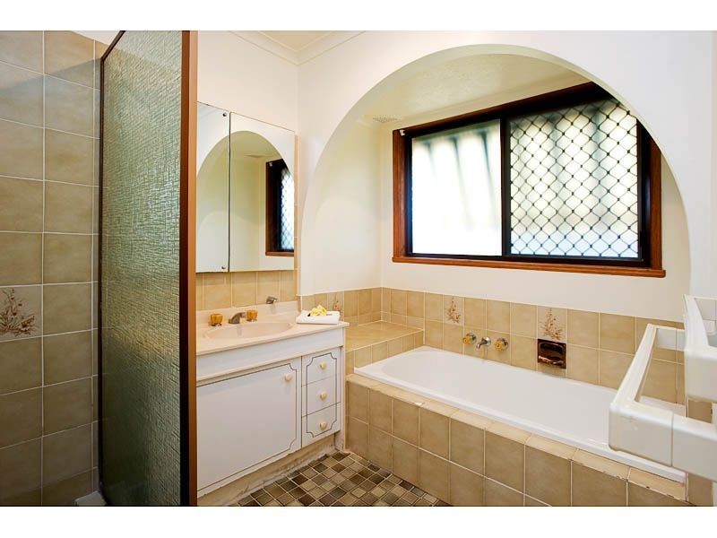 1/2 Dell Court, Coombabah QLD 4216