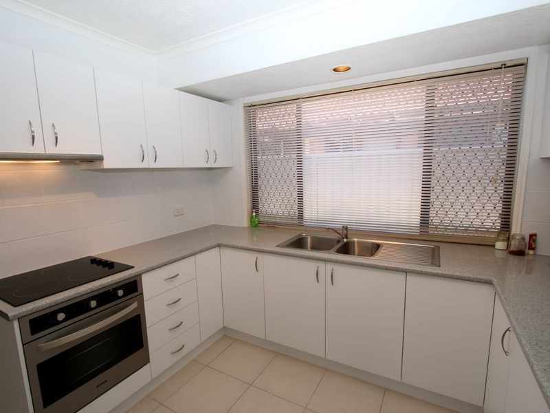 2/6 Woodgate Place, Paradise Point QLD 4216