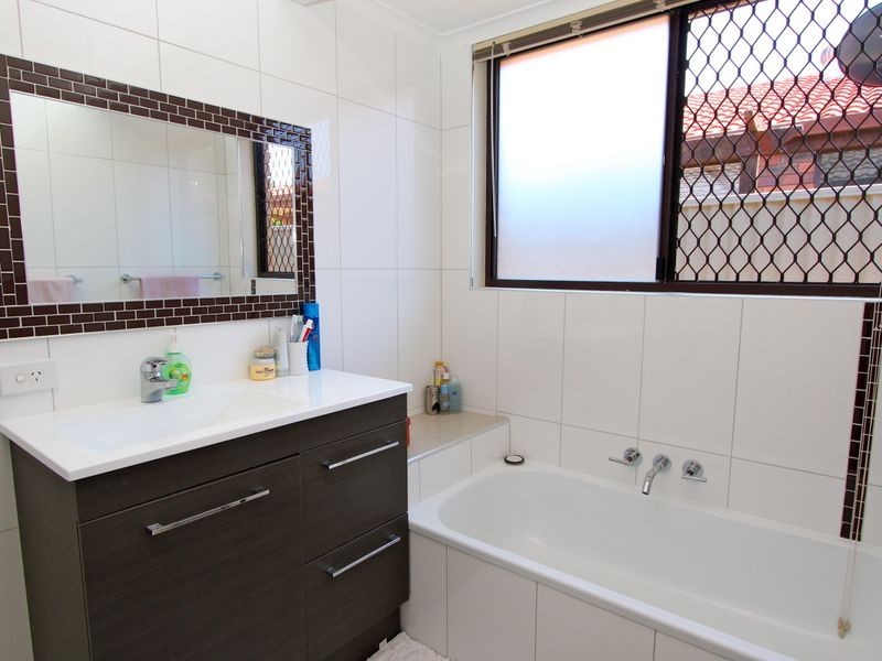 2/6 Woodgate Place, Paradise Point QLD 4216