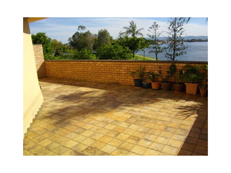 2/8 Paradise Parade, Paradise Point QLD 4216