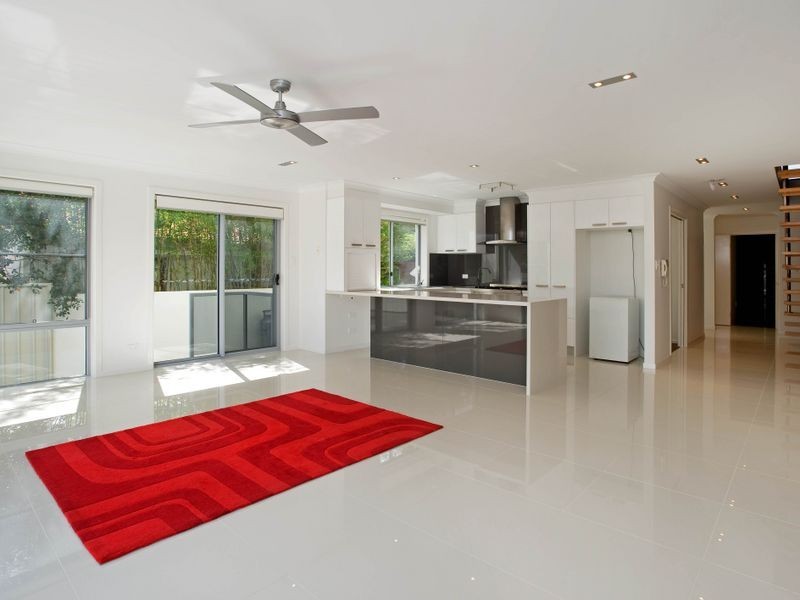 2/4 Donald Avenue, Paradise Point QLD 4216