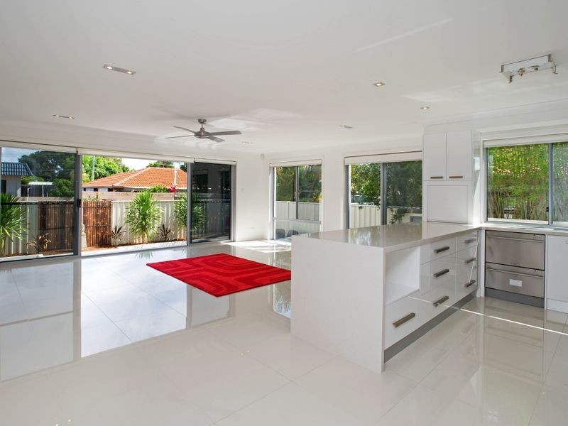 2/4 Donald Avenue, Paradise Point QLD 4216