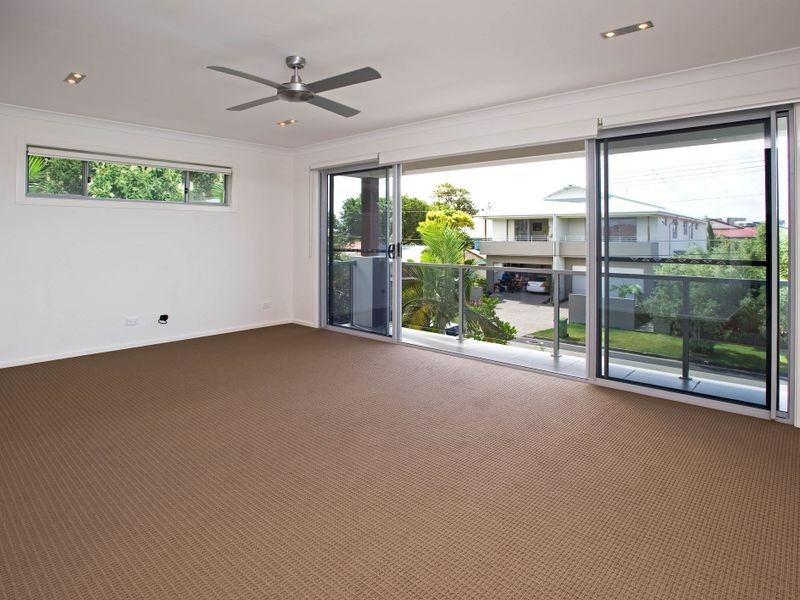 2/4 Donald Avenue, Paradise Point QLD 4216