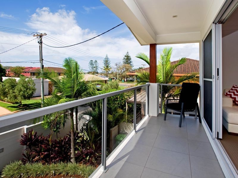 2/4 Donald Avenue, Paradise Point QLD 4216