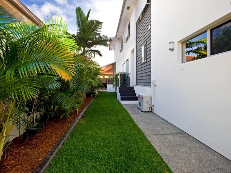 2/4 Donald Avenue, Paradise Point QLD 4216