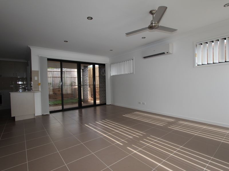 2/6 Fourth Avenue, Labrador QLD 4215