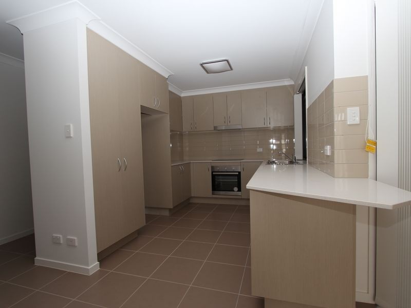 2/6 Fourth Avenue, Labrador QLD 4215