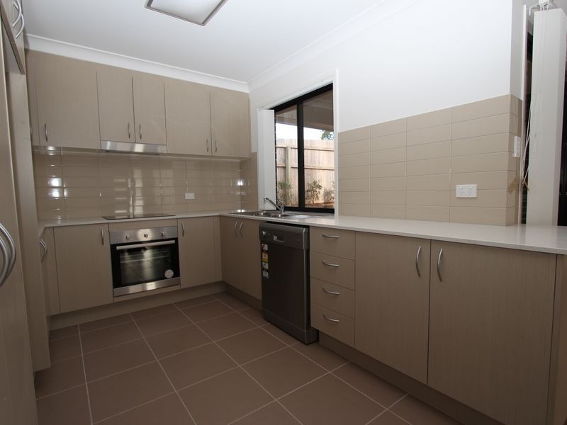 2/6 Fourth Avenue, Labrador QLD 4215