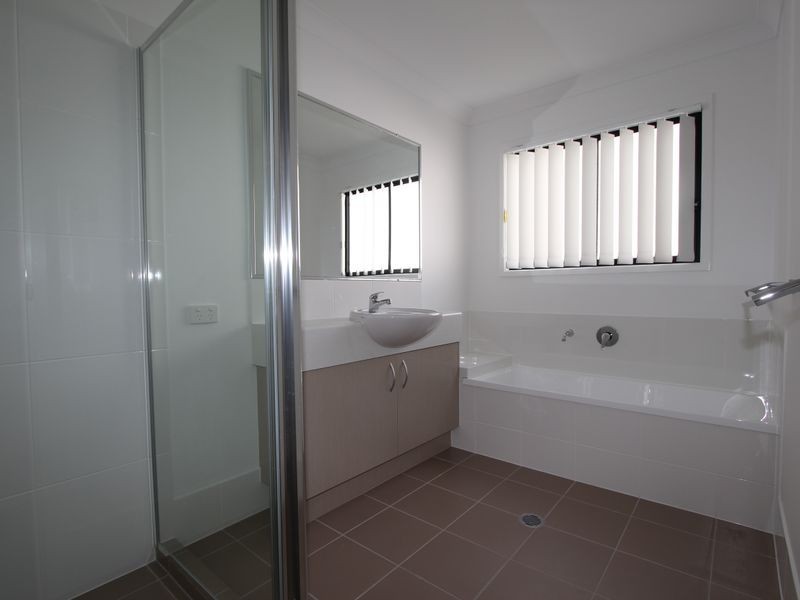 2/6 Fourth Avenue, Labrador QLD 4215