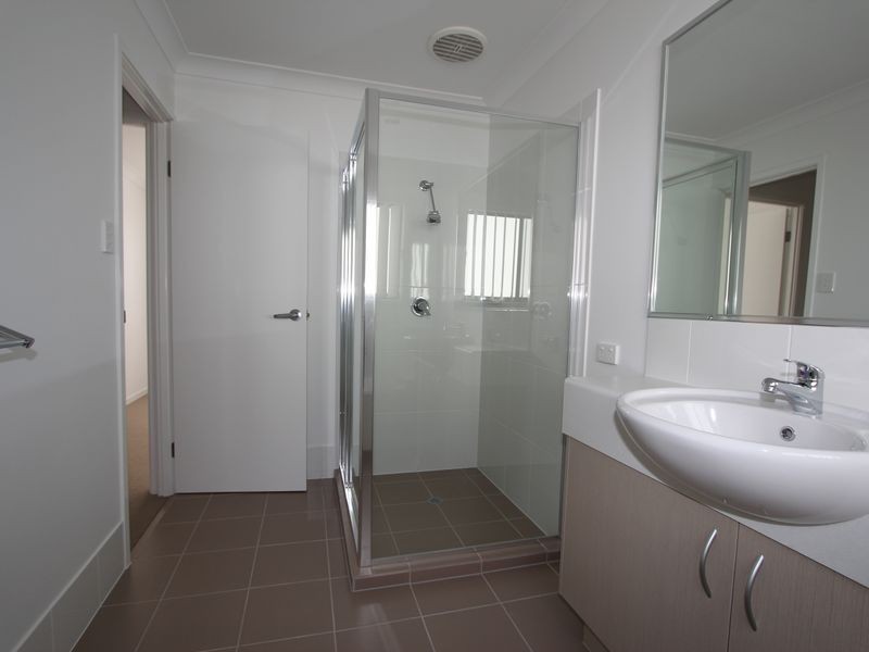 2/6 Fourth Avenue, Labrador QLD 4215