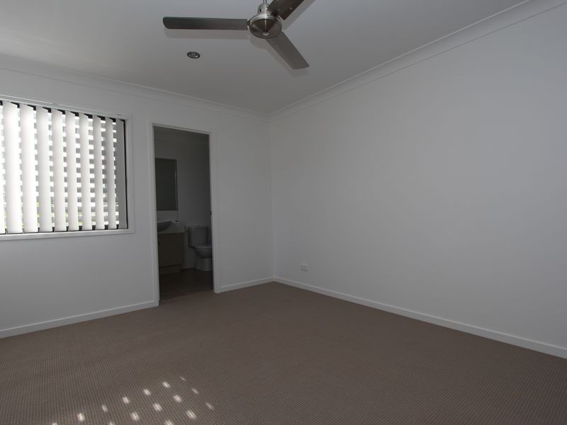 2/6 Fourth Avenue, Labrador QLD 4215
