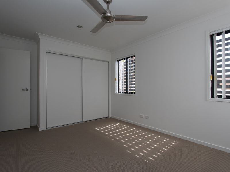2/6 Fourth Avenue, Labrador QLD 4215