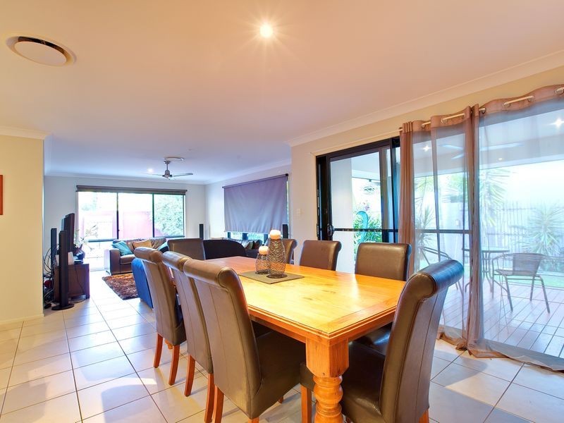 19 Riverlinks Boulevard, Helensvale QLD 4212