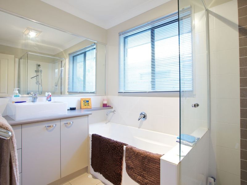 19 Riverlinks Boulevard, Helensvale QLD 4212