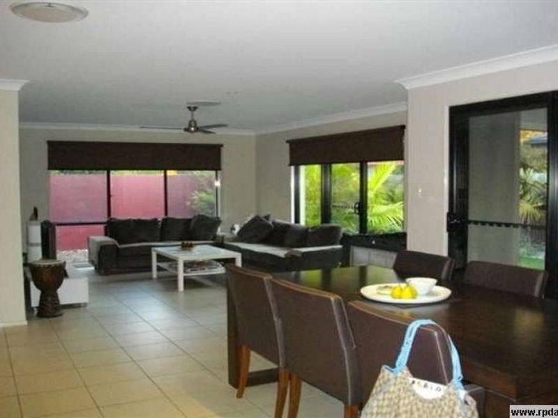 19 Riverlinks Boulevard, Helensvale QLD 4212