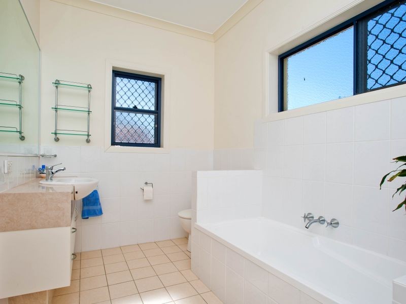 1/7 Shoveller Avenue, Paradise Point QLD 4216