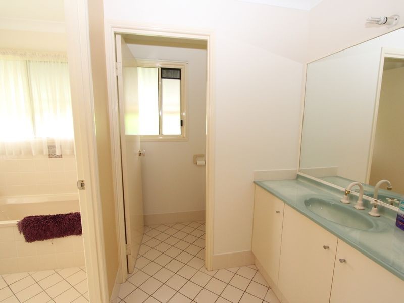 26 Crescent Avenue, Hope Island QLD 4212