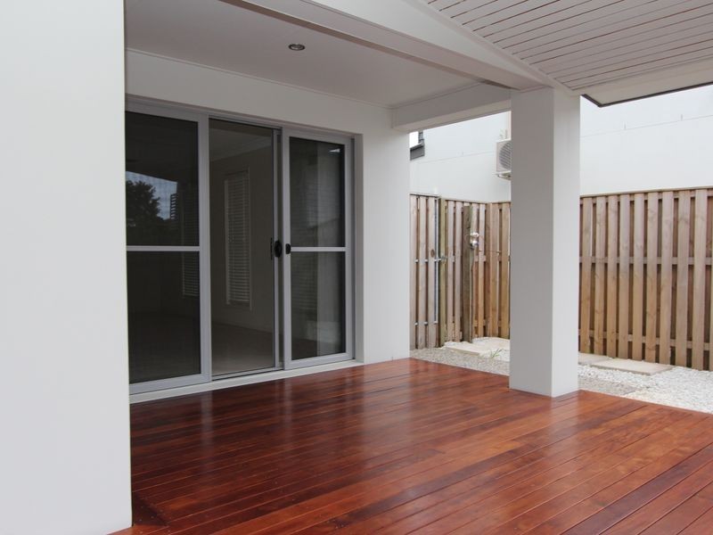 3/8 Fourth Avenue, Labrador QLD 4215