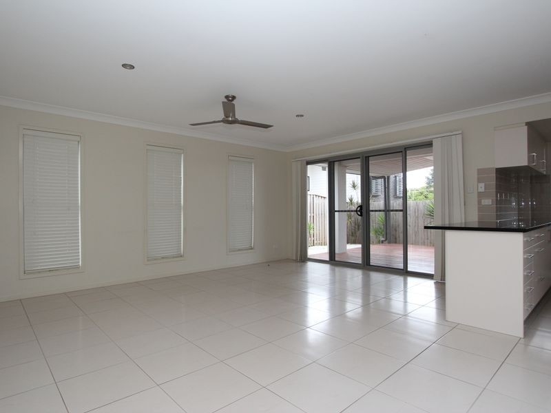 3/8 Fourth Avenue, Labrador QLD 4215