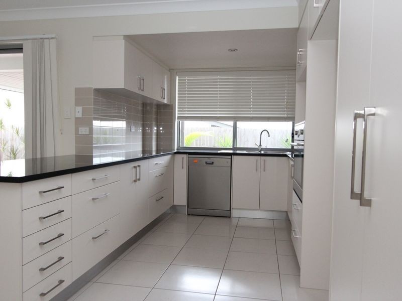 3/8 Fourth Avenue, Labrador QLD 4215