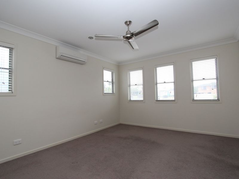 3/8 Fourth Avenue, Labrador QLD 4215