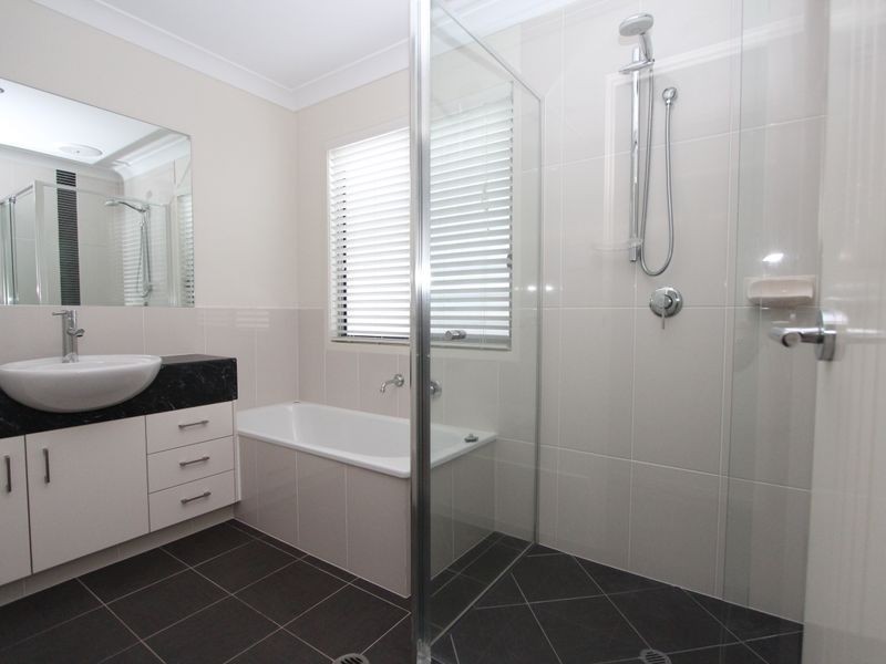 3/8 Fourth Avenue, Labrador QLD 4215