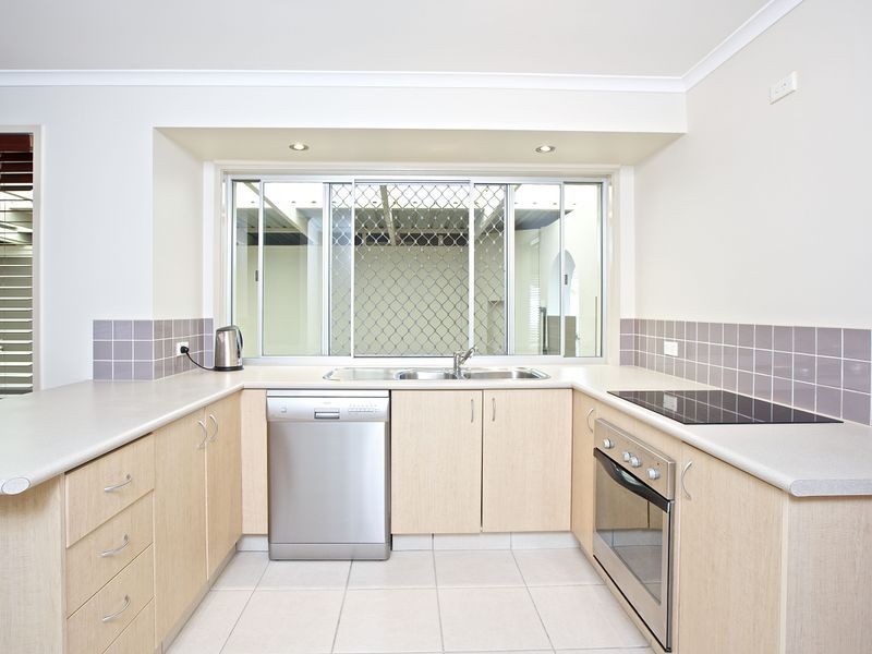 12 Burrinjuck Dr, Coombabah QLD 4216