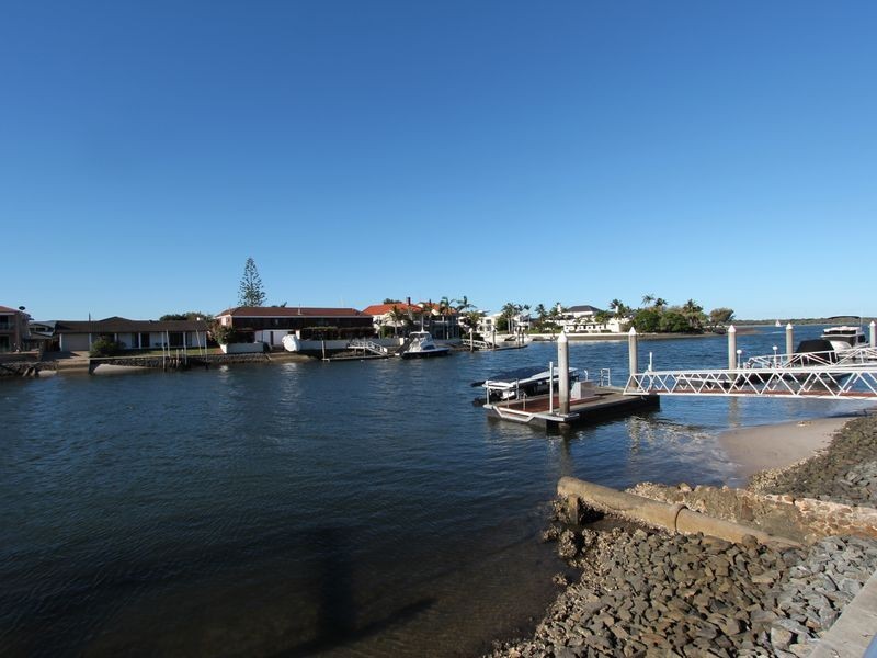 28 Bulolo Avenue, Runaway Bay QLD 4216