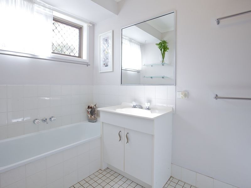 2/94 Kangaroo Ave, Coombabah QLD 4216
