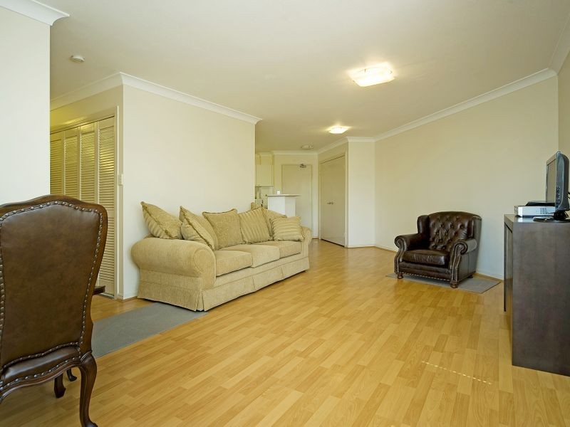 9/9 Errol Ave, Paradise Point QLD 4216
