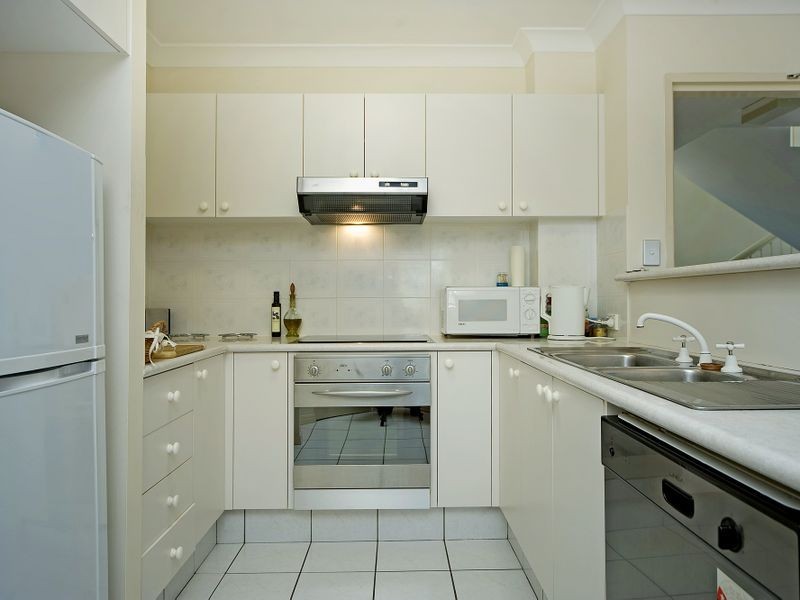 9/9 Errol Ave, Paradise Point QLD 4216
