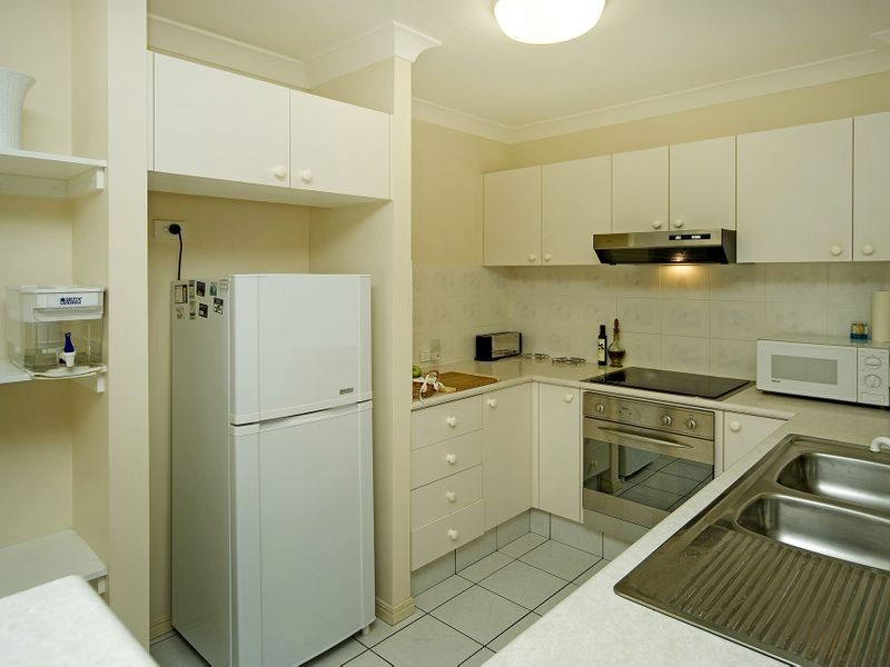 9/9 Errol Ave, Paradise Point QLD 4216