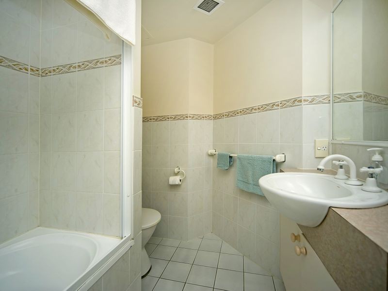 9/9 Errol Ave, Paradise Point QLD 4216