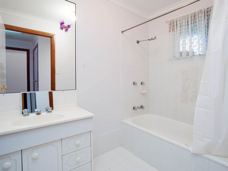 1/2 Morinda Way, Labrador QLD 4215