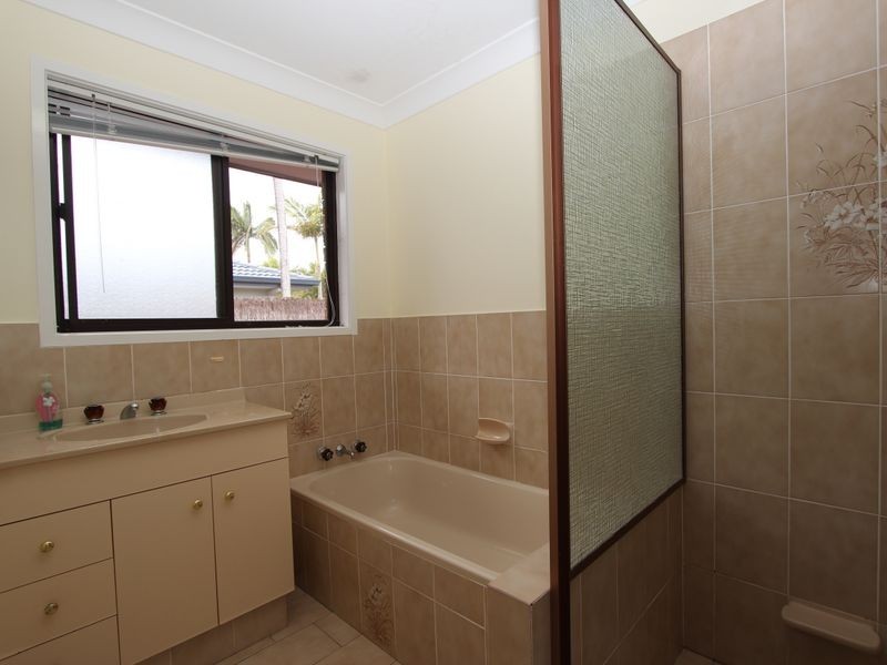 19 Lakefield Crescent, Paradise Point QLD 4216