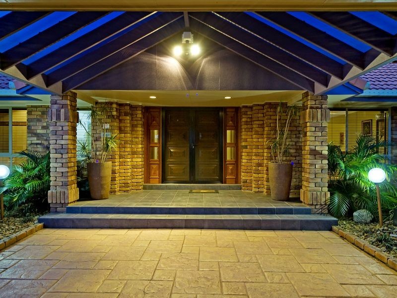 9 Riverdowns Crescent, Helensvale QLD 4212