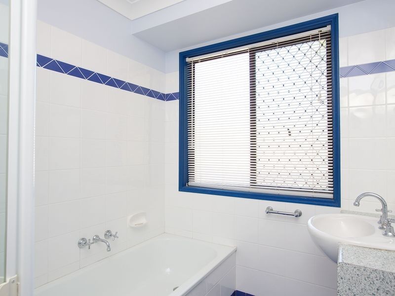 74 Crescent Avenue, Hope Island QLD 4212