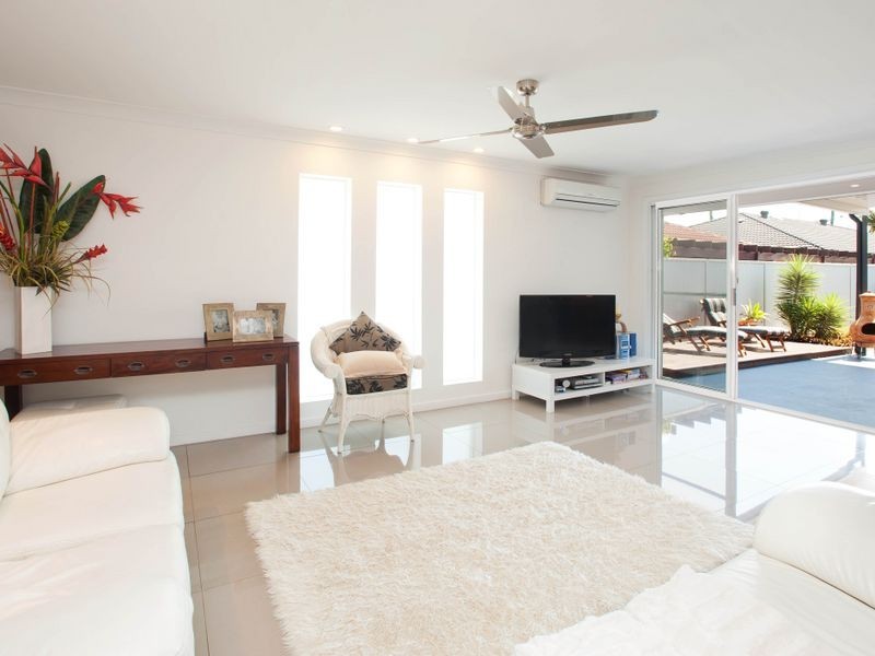 13 Robin Avenue, Paradise Point QLD 4216