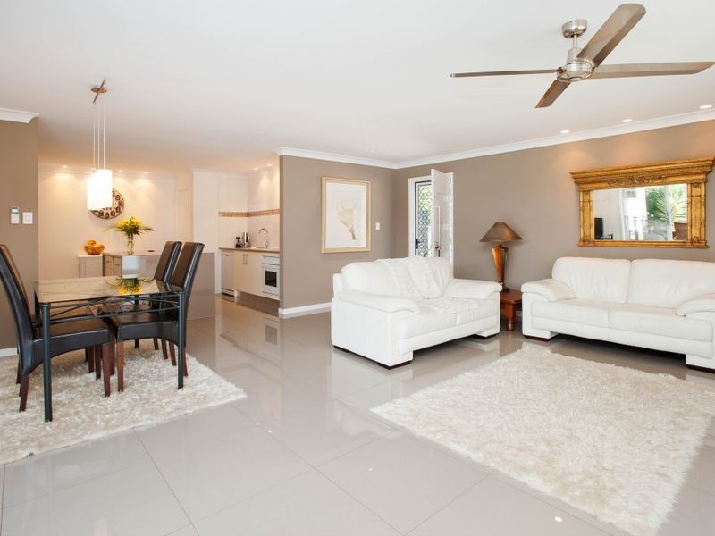 13 Robin Avenue, Paradise Point QLD 4216