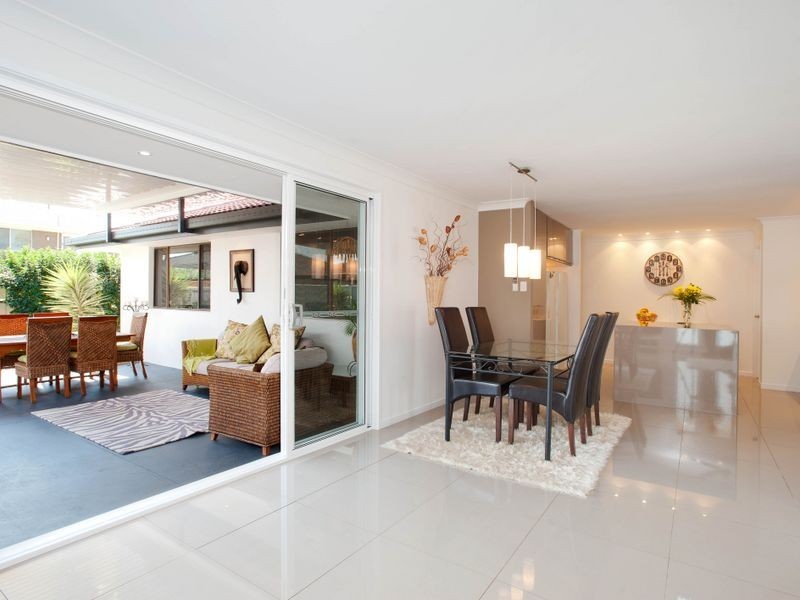 13 Robin Avenue, Paradise Point QLD 4216