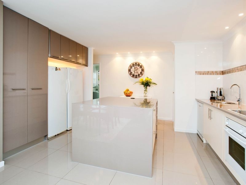 13 Robin Avenue, Paradise Point QLD 4216