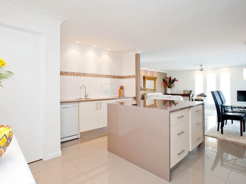 13 Robin Avenue, Paradise Point QLD 4216