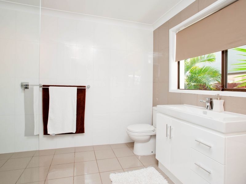 13 Robin Avenue, Paradise Point QLD 4216