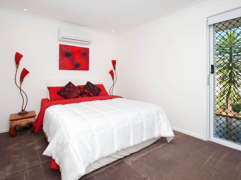 13 Robin Avenue, Paradise Point QLD 4216