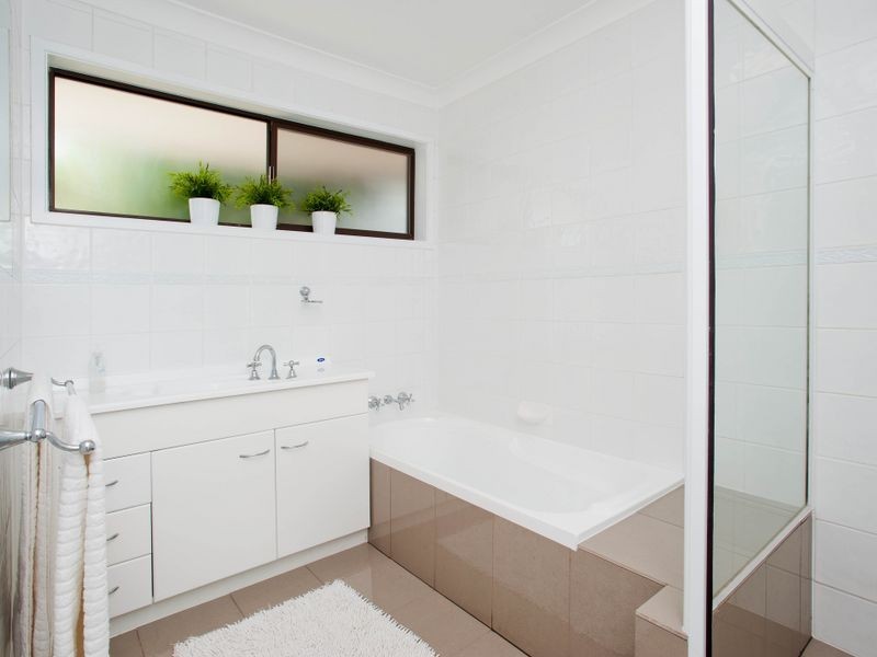 13 Robin Avenue, Paradise Point QLD 4216