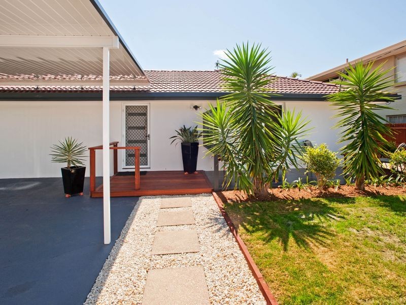 13 Robin Avenue, Paradise Point QLD 4216